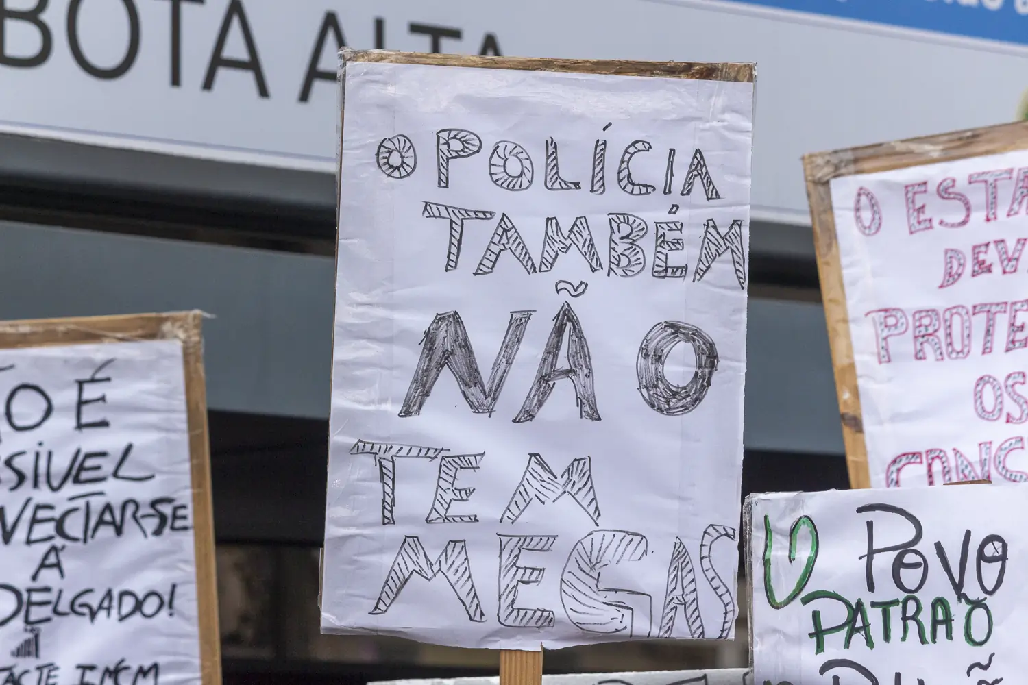 O polícia também não tem megas.
