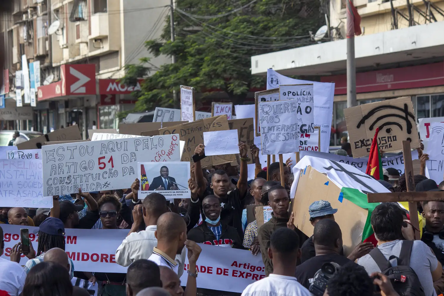 Conjunto de banners e cartazes na marcha de 18 de Maio contra a subida de preços de Internet.