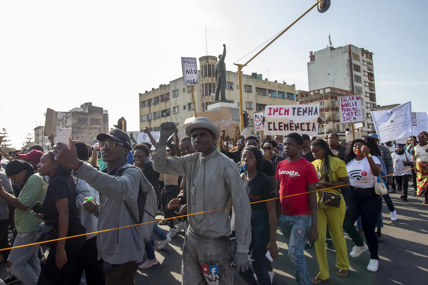 Marcha em frente a Estátua de Eduardo Mondlane com a presença da Estátua Humana (Jovem Puro).