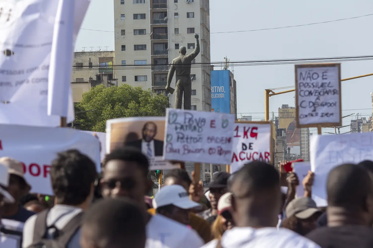 Manifestantes em frente a Estátua de Eduardo Mondlane