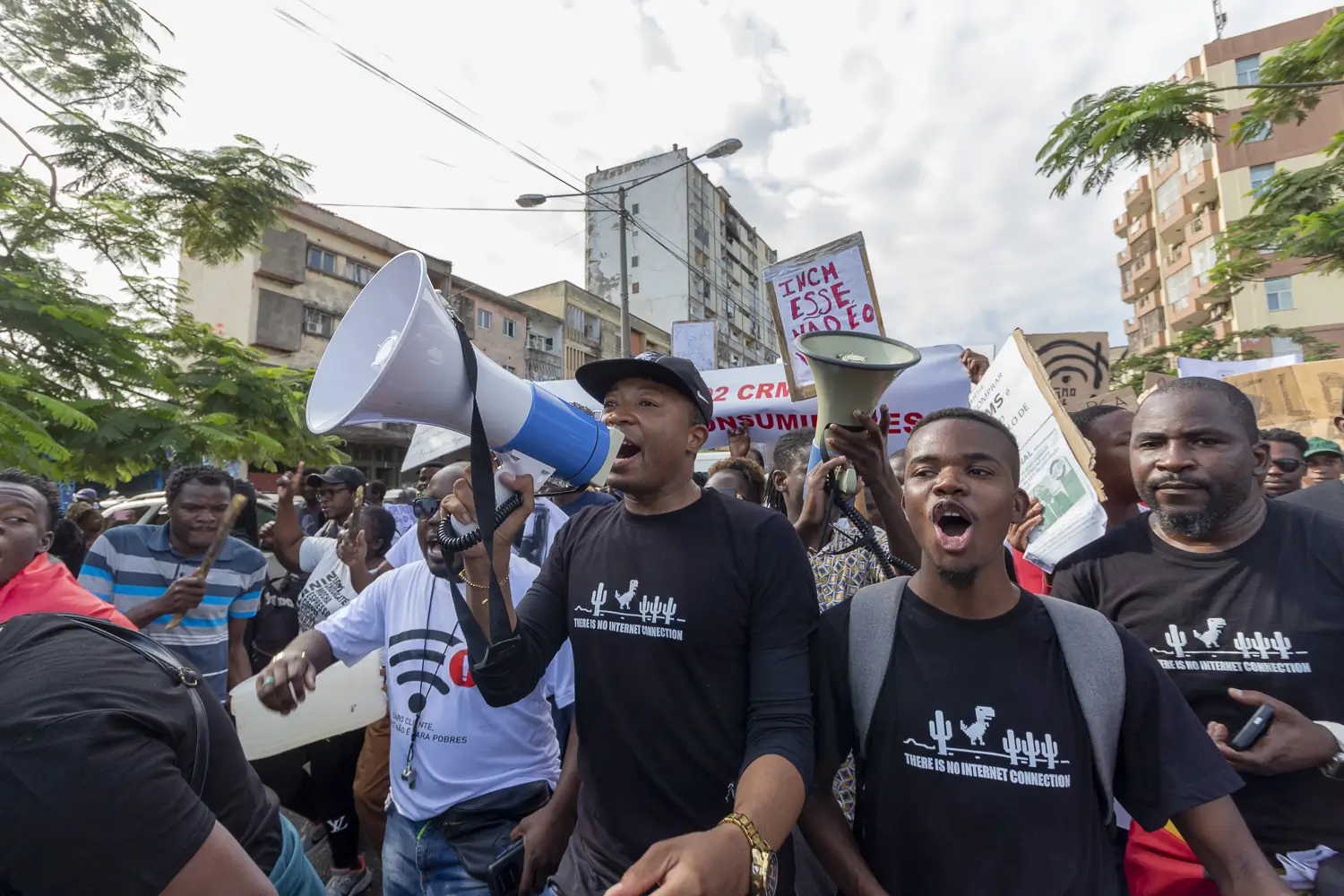 Marcha na Avenida 24 de Julho, com Clemente Carlos no megafone, contra a subida de preços de Internet
