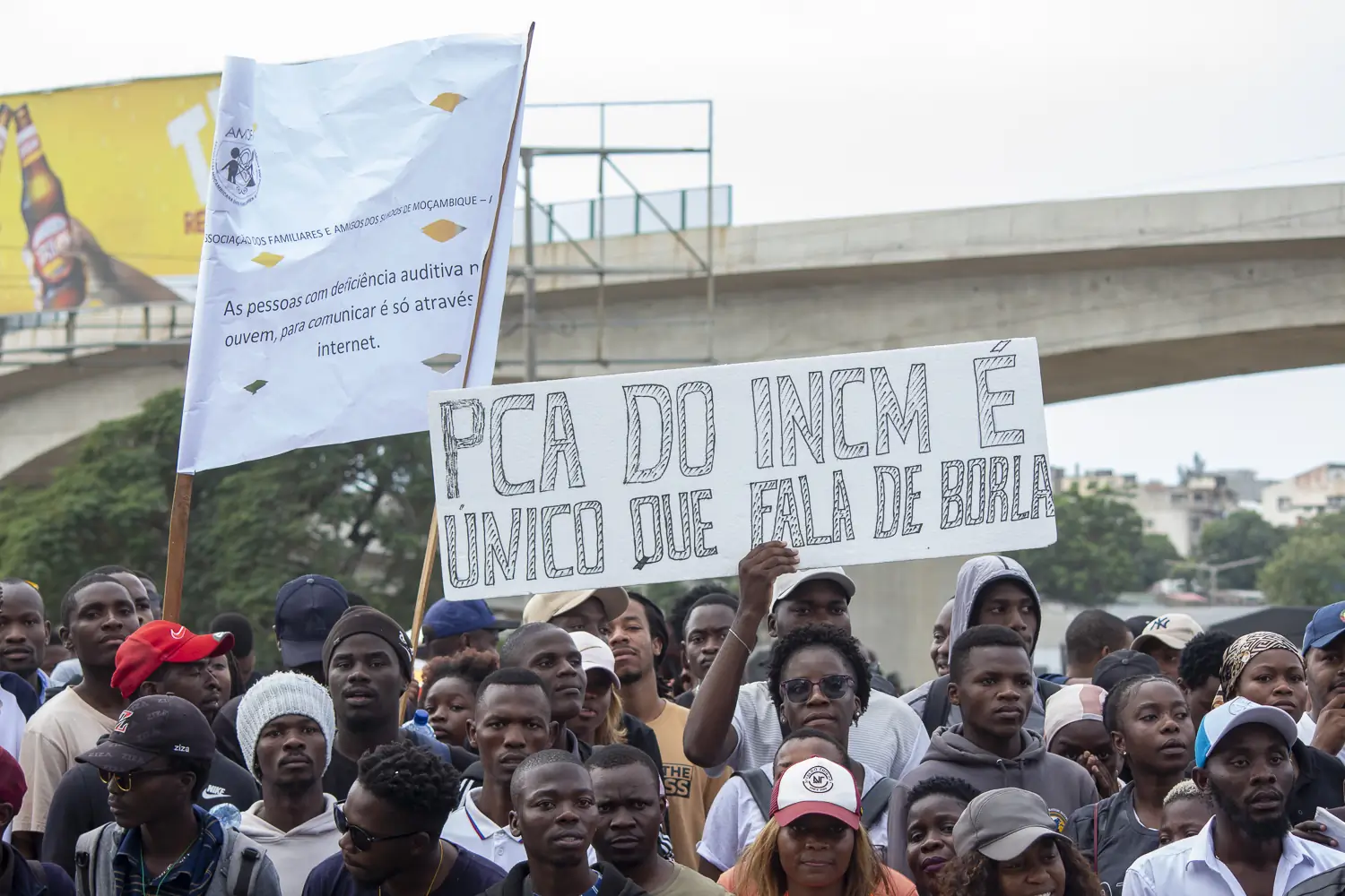 PCA do INCM é único que fala de borla. 2. As pessoas com deficiência auditiva não ouvem, para se comunicar só através da Internet