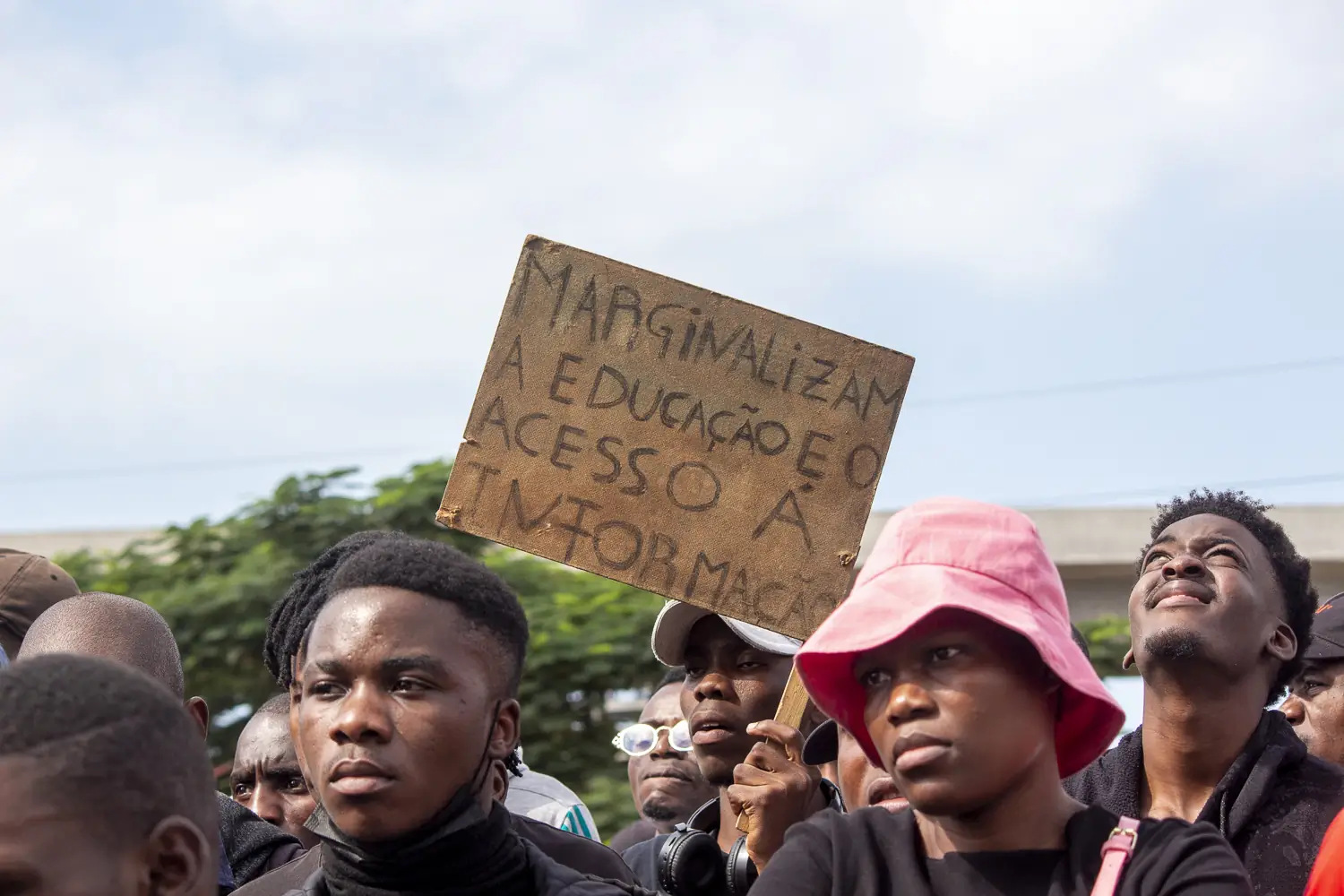 Marginalizam a educação e o acesso a informação.